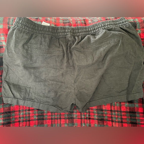 3 Pair Linen Shorts! 2 GAP, 1 Old Navy- black, chambray, olive - Picture 11 of 12